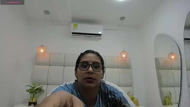 DanielleEvans  online show from October 1, 2025, 11:25 am