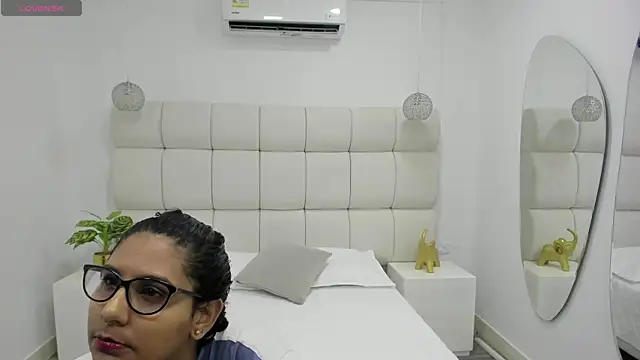 DanielleEvans  online show from October 17, 2025, 11:23 am