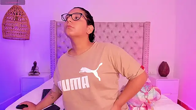 DanielleEvans  online show from March 22, 2025, 11:21 am