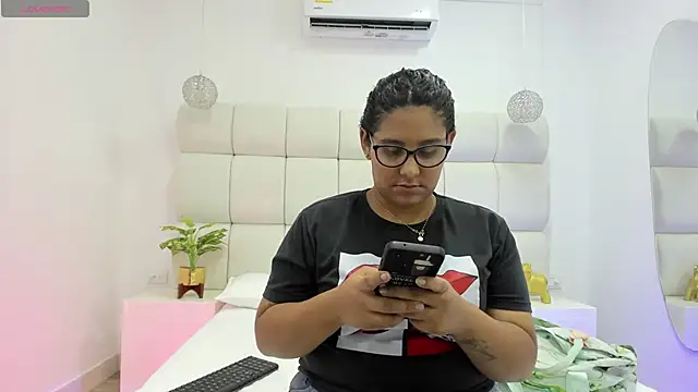 DanielleEvans  online show from September 22, 2025, 11:27 am