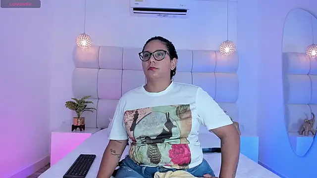 DanielleEvans  online show from September 16, 2025, 11:22 am