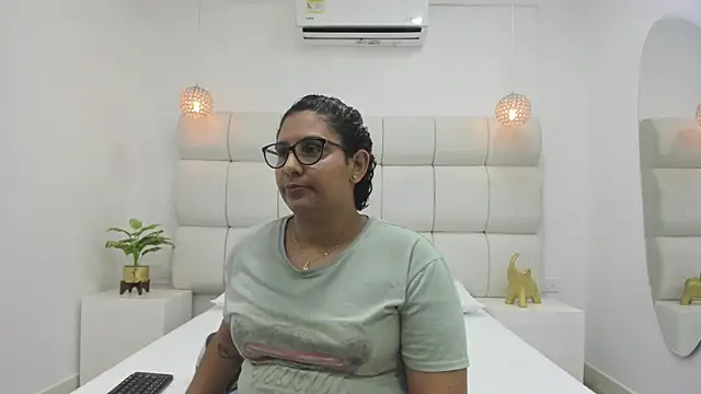 DanielleEvans  online show from October 3, 2025, 11:12 am