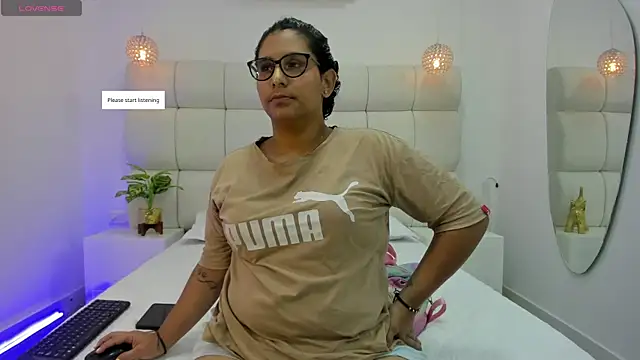 DanielleEvans  online show from October 30, 2025, 11:19 am