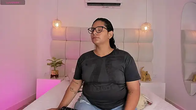 DanielleEvans  online show from September 27, 2025, 11:27 am