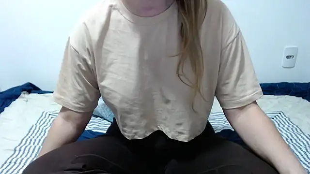 Snapshot of Laiara22 chatting on May 28, 2026, 2:08 am Laiara22 online show from May 28, 2026, 2:08 am