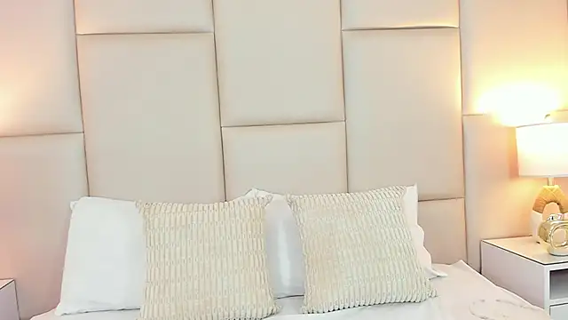 AntoniaRoss  online show from March 6, 2026, 1:06 pm