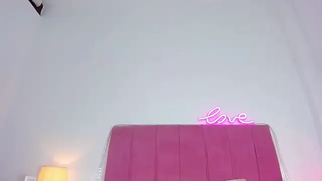 Valentinamolina  online show from March 19, 2026, 11:05 pm