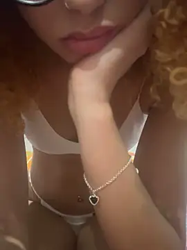 laisviana21 online show from November 6, 2025, 8:57 pm