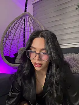 Samantha Bernardo online show from April 17, 2026, 4:15 am