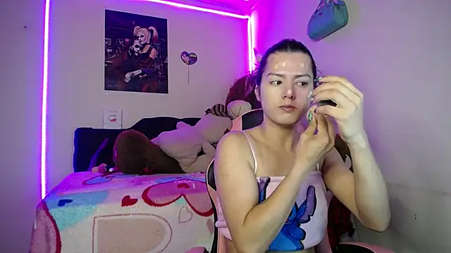 yuliana 19 online show from December 16, 2025, 9:57 am