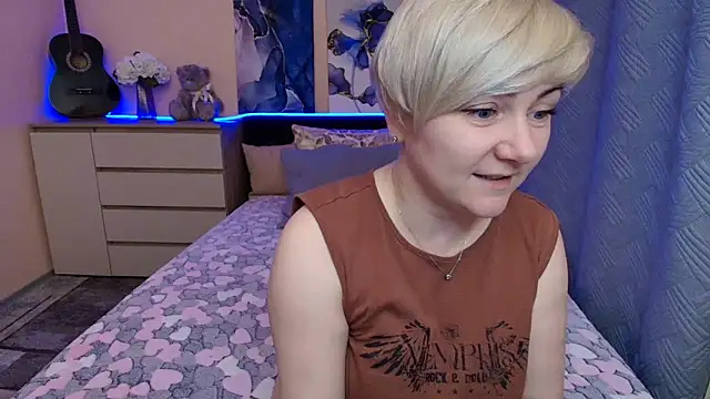 Snapshot of BlondPearl chatting on May 25, 2026, 7:56 pm BlondPearl online show from May 25, 2026, 7:56 pm