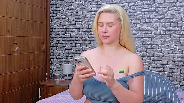 Snapshot of CuteBlondeMe chatting on July 6, 2026, 5:59 pm CuteBlondeMe online show from July 6, 2026, 5:59 pm