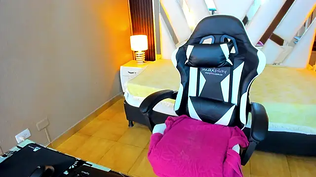 Linda4Petite online show from November 1, 2025, 6:02 pm