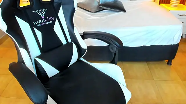 Linda4Petite online show from October 10, 2025, 6:09 pm