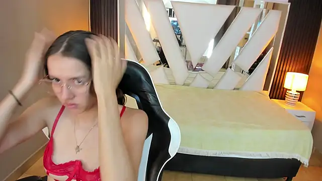 Linda4Petite online show from April 4, 2026, 6:47 pm