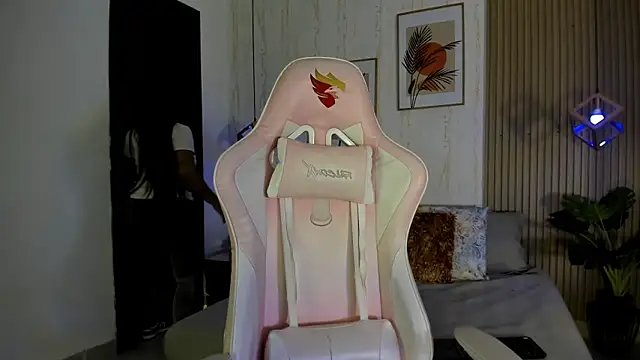 CameronCollins  online show from November 16, 2025, 7:51 pm