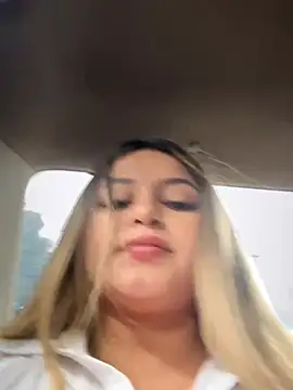 Snapshot of lunablossom_ chatting on October 5, 2025, 8:54 pm lunablossom online show from October 5, 2025, 8:54 pm