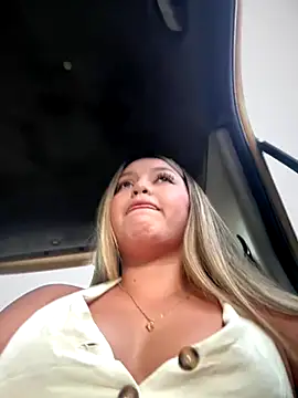 Snapshot of lunablossom_ chatting on November 8, 2025, 8:34 pm lunablossom online show from November 8, 2025, 8:34 pm