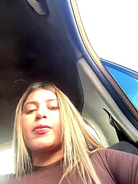 Snapshot of lunablossom_ chatting on October 16, 2025, 9:12 pm lunablossom online show from October 16, 2025, 9:12 pm