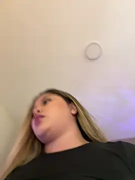 Snapshot of lunablossom_ chatting on March 21, 2025, 8:50 pm lunablossom online show from March 21, 2025, 8:50 pm