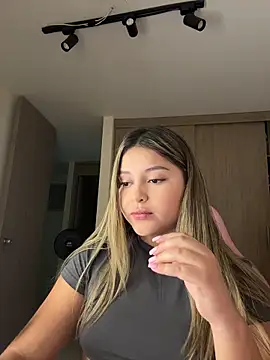 lunablossom  online show from March 17, 2026, 12:24 am