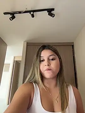 Snapshot of lunablossom_ chatting on February 27, 2026, 8:08 pm lunablossom online show from February 27, 2026, 8:08 pm