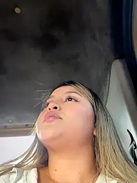 Snapshot of lunablossom_ chatting on September 27, 2025, 9:10 pm lunablossom online show from September 27, 2025, 9:10 pm