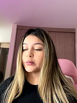 Snapshot of lunablossom_ chatting on October 18, 2025, 3:14 pm lunablossom online show from October 18, 2025, 3:14 pm