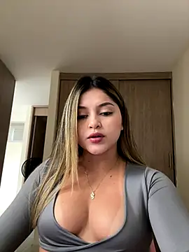 Snapshot of lunablossom_ chatting on November 7, 2025, 10:03 pm lunablossom online show from November 7, 2025, 10:03 pm