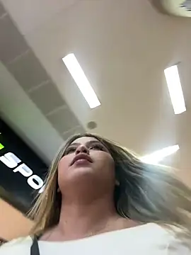 Snapshot of lunablossom_ chatting on March 21, 2025, 12:18 am lunablossom online show from March 21, 2025, 12:18 am