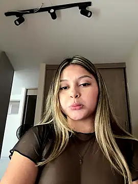 lunablossom  online show from January 10, 2026, 10:05 pm