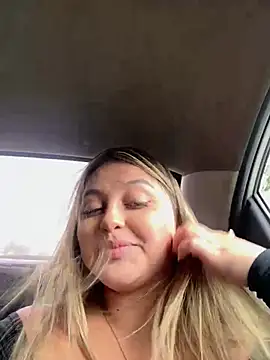 Snapshot of lunablossom_ chatting on January 16, 2026, 8:57 pm lunablossom online show from January 16, 2026, 8:57 pm