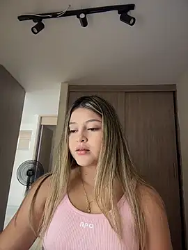 Snapshot of lunablossom_ chatting on March 2, 2026, 6:59 pm lunablossom online show from March 2, 2026, 6:59 pm