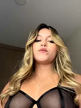 Snapshot of lunablossom_ chatting on September 19, 2025, 10:36 pm lunablossom online show from September 19, 2025, 10:36 pm