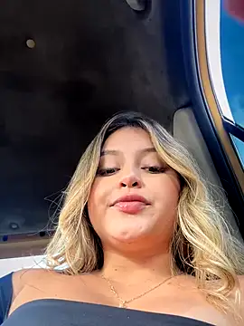 Snapshot of lunablossom_ chatting on September 21, 2025, 8:47 pm lunablossom online show from September 21, 2025, 8:47 pm