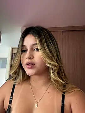 Snapshot of lunablossom_ chatting on November 10, 2025, 9:31 pm lunablossom online show from November 10, 2025, 9:31 pm