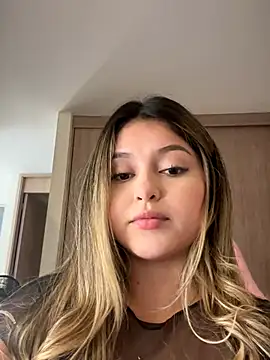 Snapshot of lunablossom_ chatting on November 21, 2025, 9:47 pm lunablossom online show from November 21, 2025, 9:47 pm