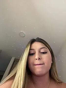 Snapshot of lunablossom_ chatting on March 11, 2025, 9:26 pm lunablossom online show from March 11, 2025, 9:26 pm