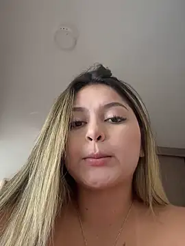 Snapshot of lunablossom_ chatting on November 20, 2025, 9:36 pm lunablossom online show from November 20, 2025, 9:36 pm