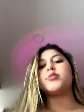 Snapshot of lunablossom_ chatting on October 30, 2025, 9:55 pm lunablossom online show from October 30, 2025, 9:55 pm