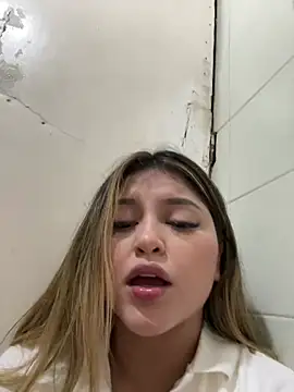 Snapshot of lunablossom_ chatting on March 17, 2025, 3:25 am lunablossom online show from March 17, 2025, 3:25 am