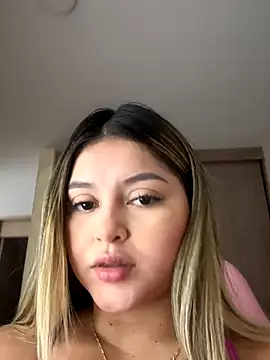 Snapshot of lunablossom_ chatting on November 19, 2025, 5:46 pm lunablossom online show from November 19, 2025, 5:46 pm