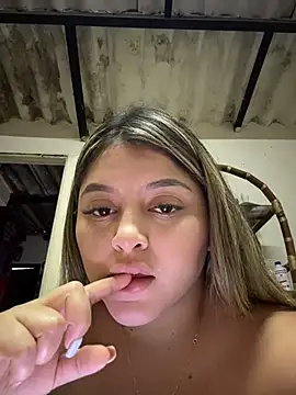 Snapshot of lunablossom_ chatting on February 14, 2026, 12:00 am lunablossom online show from February 14, 2026, 12:00 am