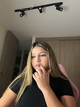 Snapshot of lunablossom_ chatting on February 27, 2026, 1:17 am lunablossom online show from February 27, 2026, 1:17 am