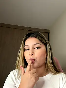 Snapshot of lunablossom_ chatting on September 26, 2025, 12:50 am lunablossom online show from September 26, 2025, 12:50 am