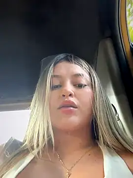 Snapshot of lunablossom_ chatting on September 28, 2025, 10:06 pm lunablossom online show from September 28, 2025, 10:06 pm