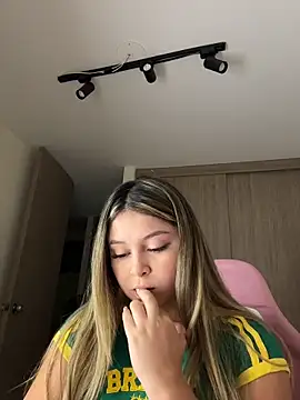 Snapshot of lunablossom_ chatting on February 19, 2026, 12:18 am lunablossom online show from February 19, 2026, 12:18 am