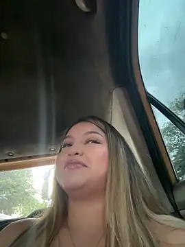 Snapshot of lunablossom_ chatting on September 18, 2025, 10:35 pm lunablossom online show from September 18, 2025, 10:35 pm