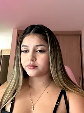 Snapshot of lunablossom_ chatting on November 1, 2025, 6:24 pm lunablossom online show from November 1, 2025, 6:24 pm