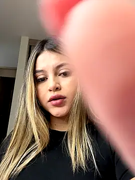 Snapshot of lunablossom_ chatting on September 14, 2025, 3:12 pm lunablossom online show from September 14, 2025, 3:12 pm